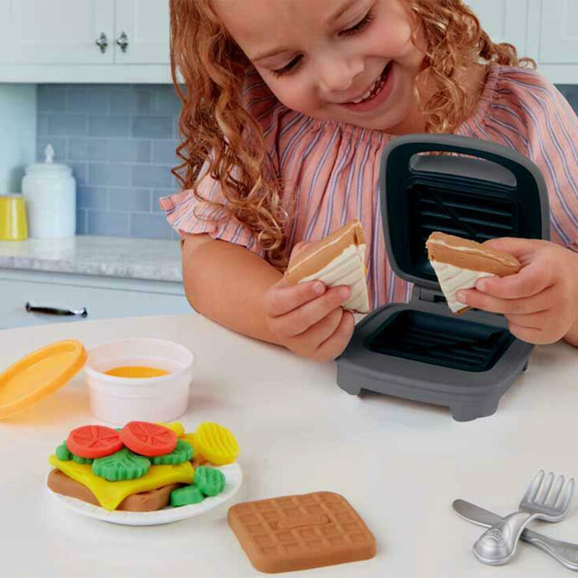 Hasbro-Play-Doh Kitchen Creations Sandwich Maker Set 20.32x22 CM