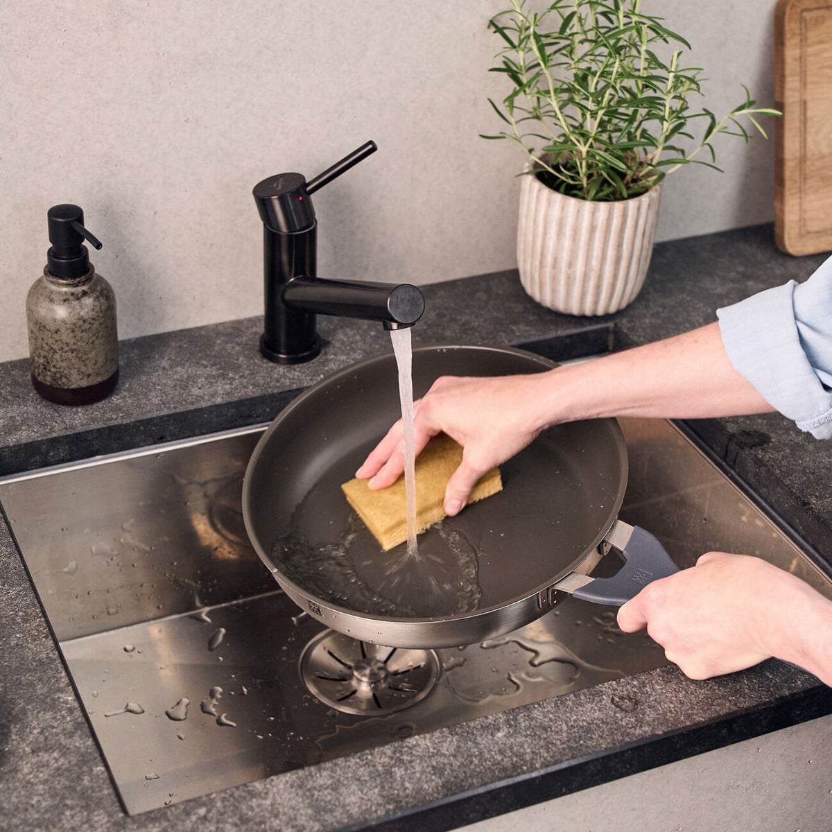 Zwilling Simplify Pan With Silicone Handle 24 CM - Image 4