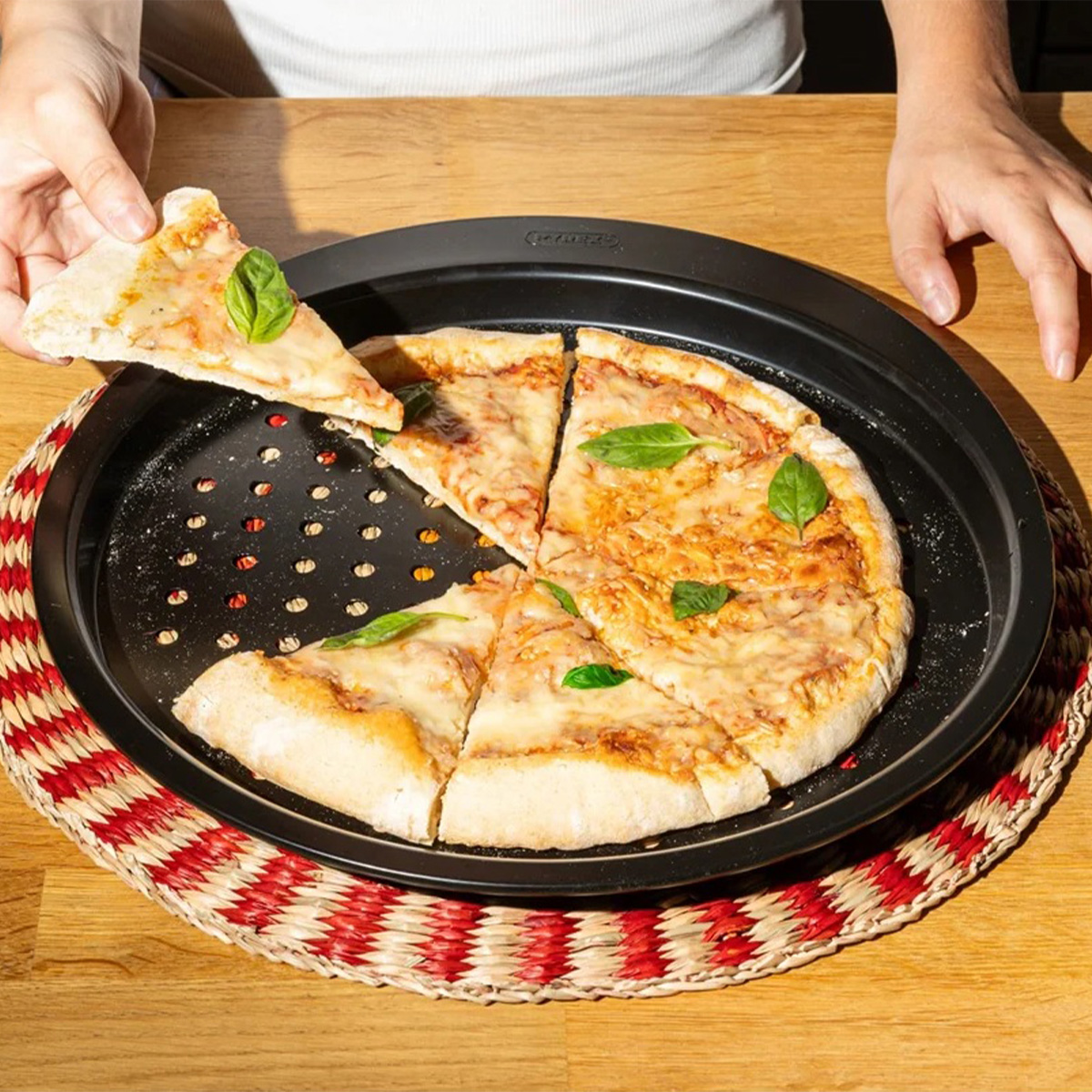 Pyrex® Glide Pizza Roaster 31 CM - Image 3
